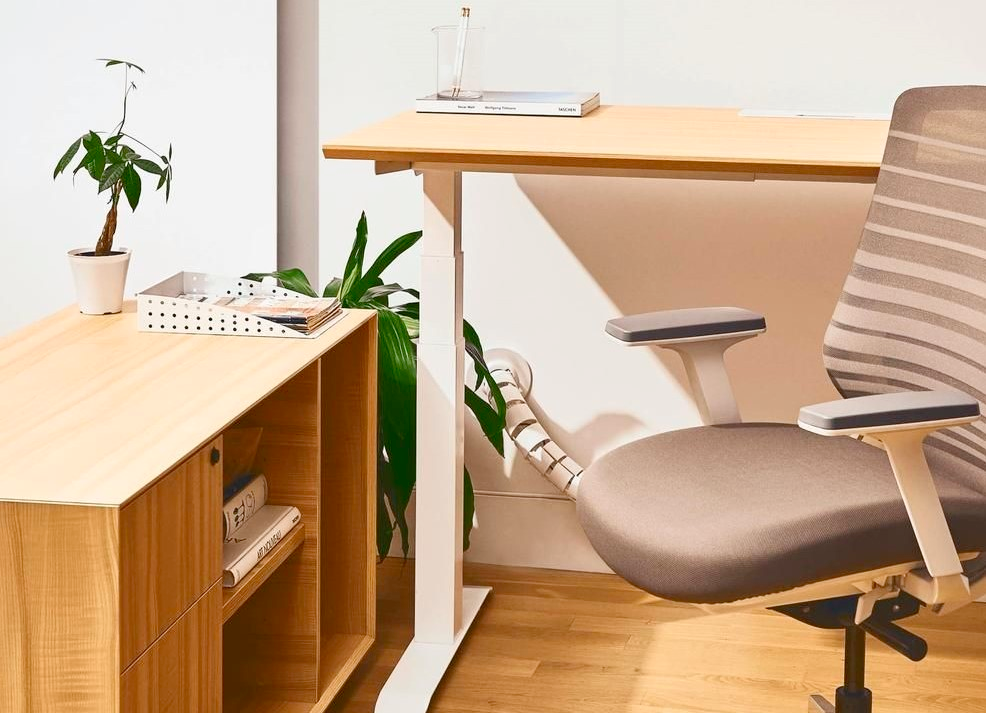 Mesa y silla de oficina