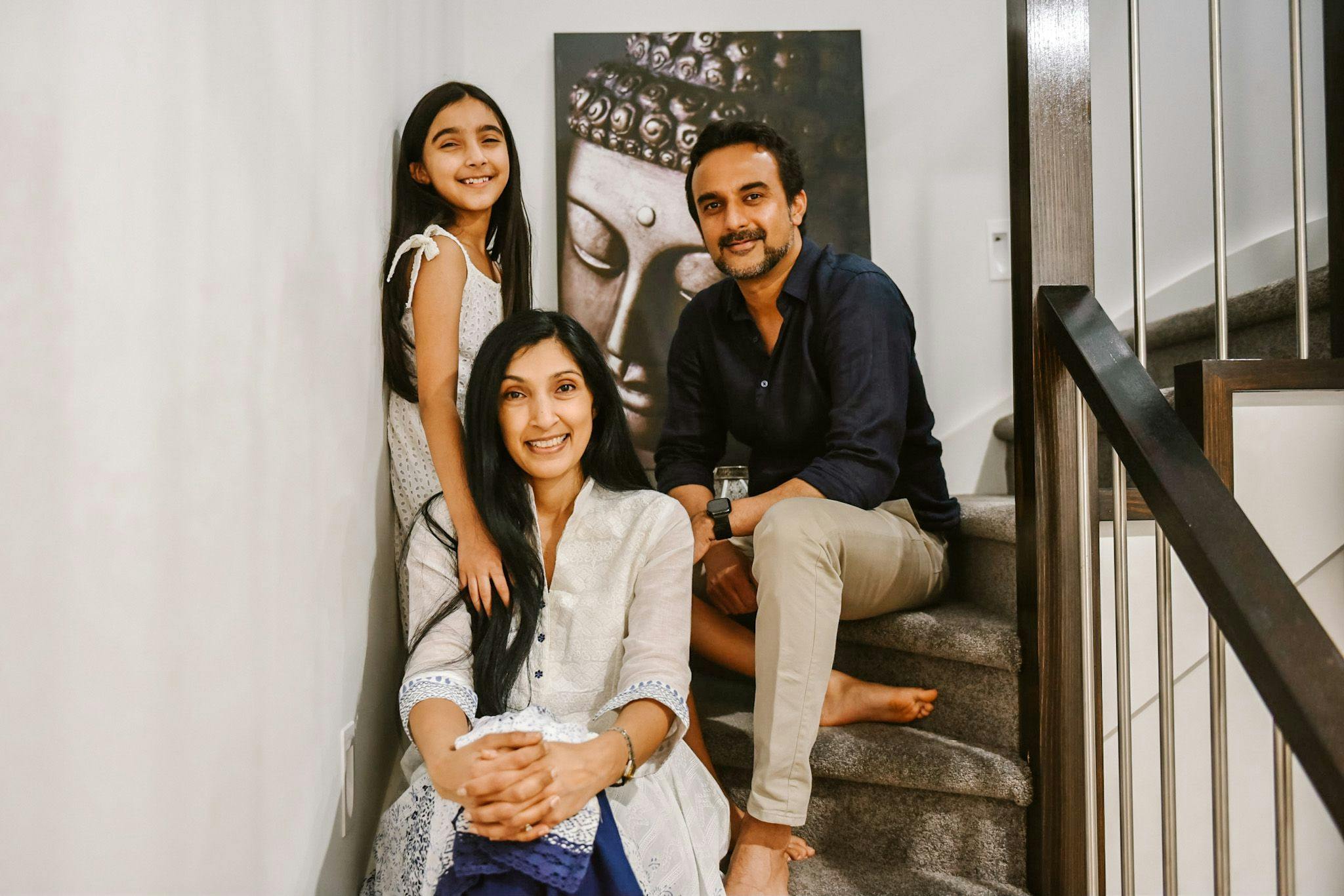 Familia Bhumi en la escalera